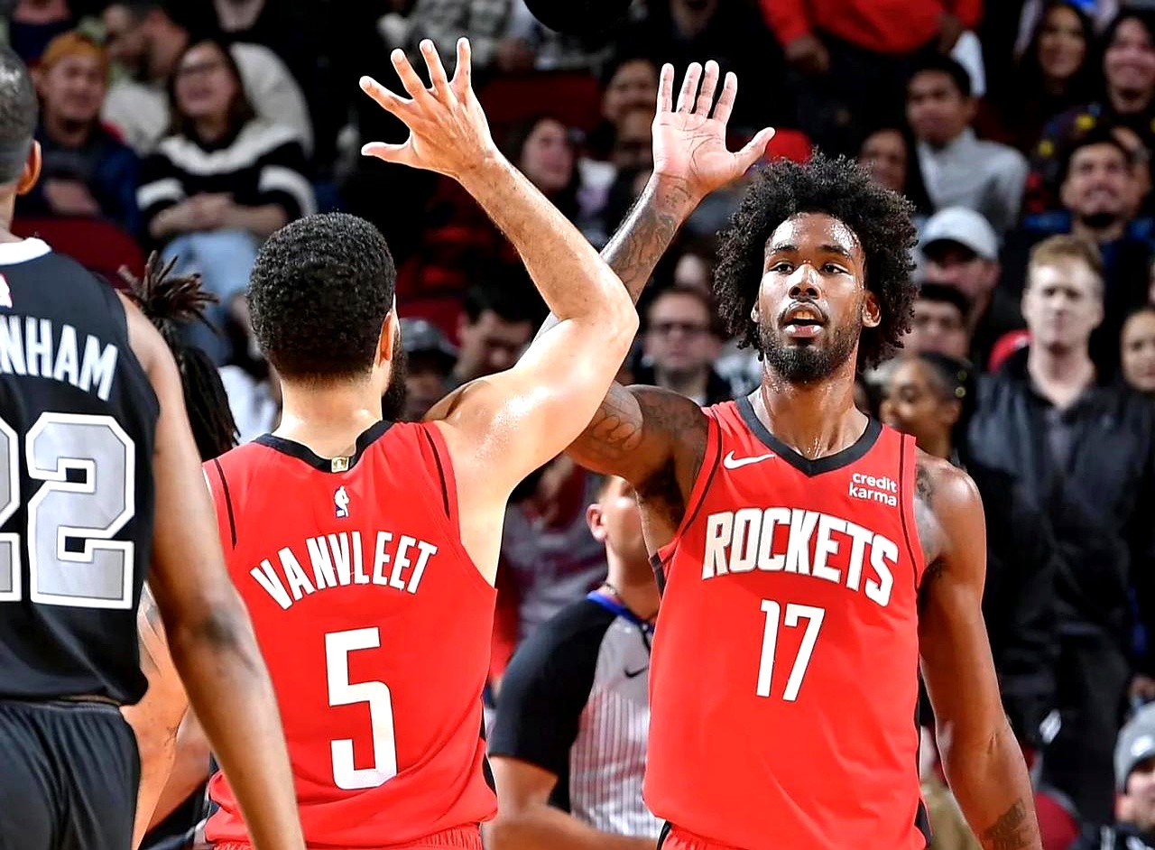 T倒了！预热《怪奇物语》最终季，拜仁球员穿特制热身服出场（拜仁球员穿定制热身服亮相，为《怪奇物语》最终季预热）