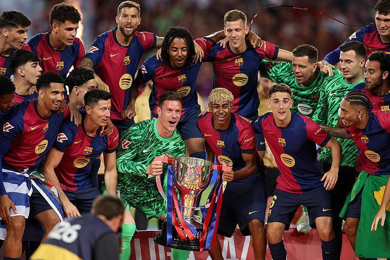 致敬球队传奇，多特官方商城为球迷免费印11号罗伊斯（多特致敬传奇：官方商城为球迷免费印制罗伊斯11号）