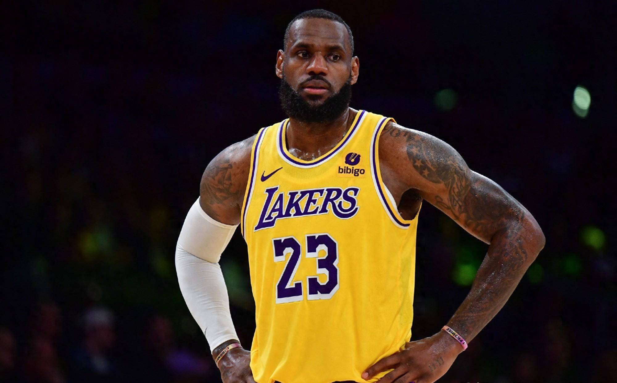 利物浦1-4负埃因霍温琼斯赛后爆发：我们不能再只是传来传去！（利物浦1比4负于埃因霍温，琼斯赛后怒言：别再只会倒脚了！）