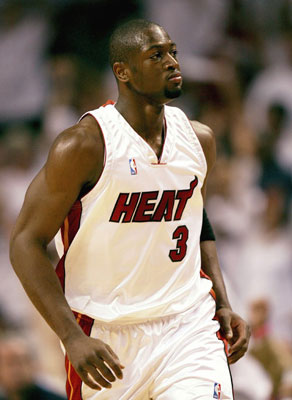 欧文突破两人防守完成得分（欧文摆脱双人夹击上篮得手）