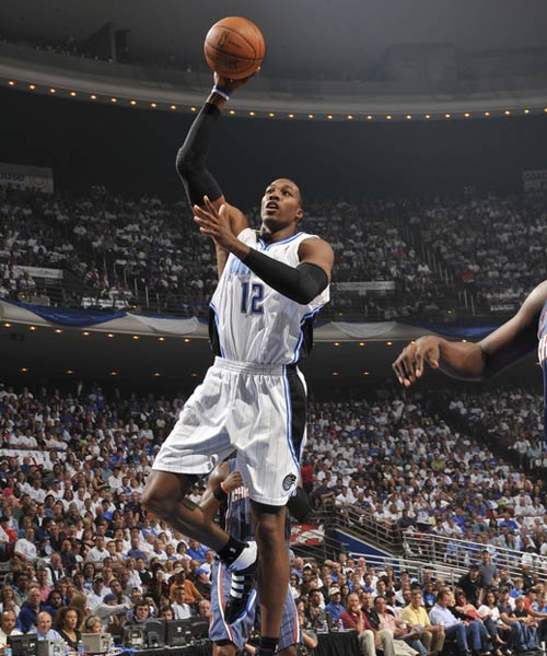 西雅图大学70-66险胜华盛顿大学（西雅图大学以70比66险胜华盛顿大学）