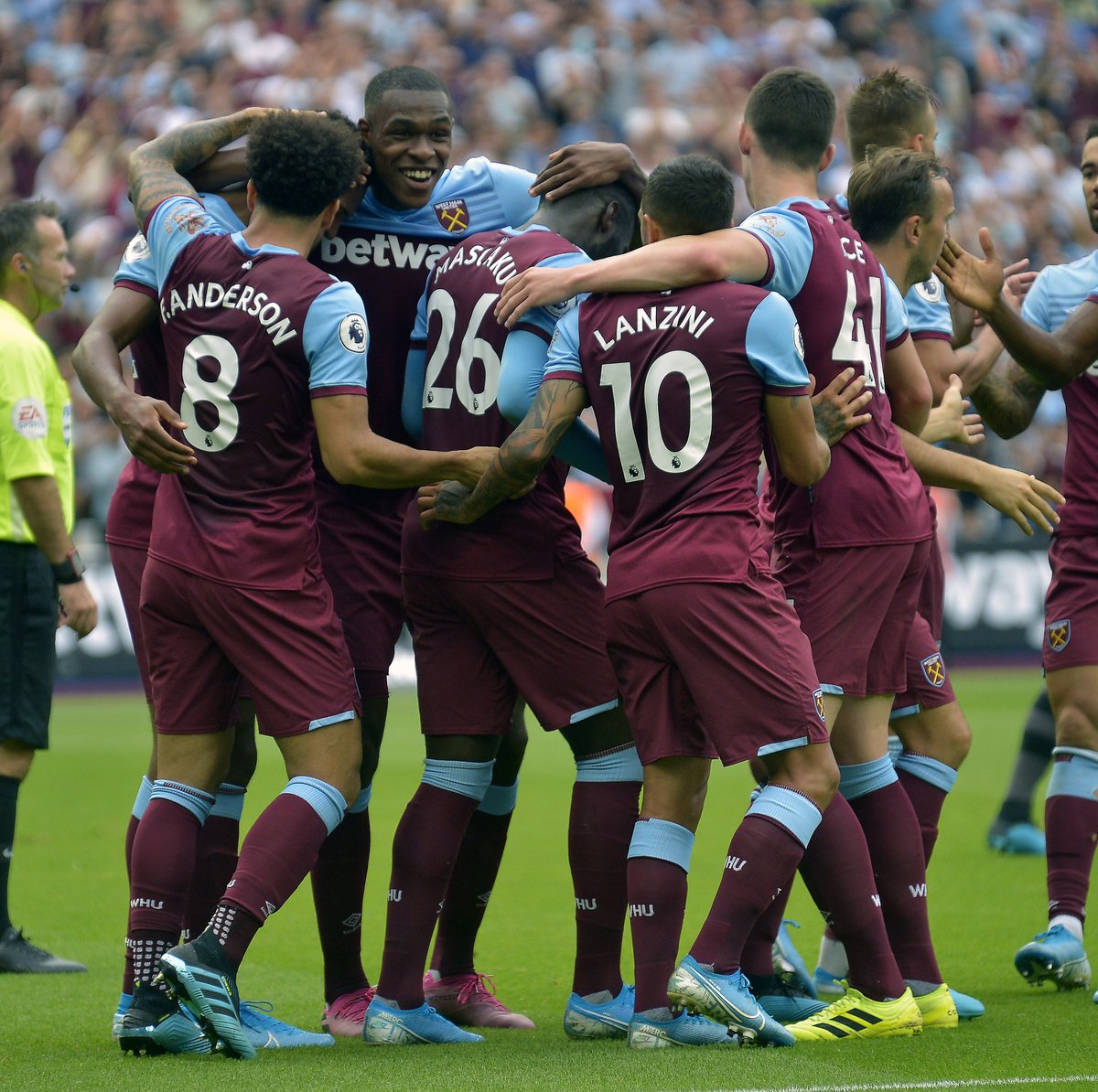 苏媒：泰州一所中学将“苏超”解说金句设为了课间铃声（江苏媒体：泰州某中学把“苏超”解说金句设为课间铃声）