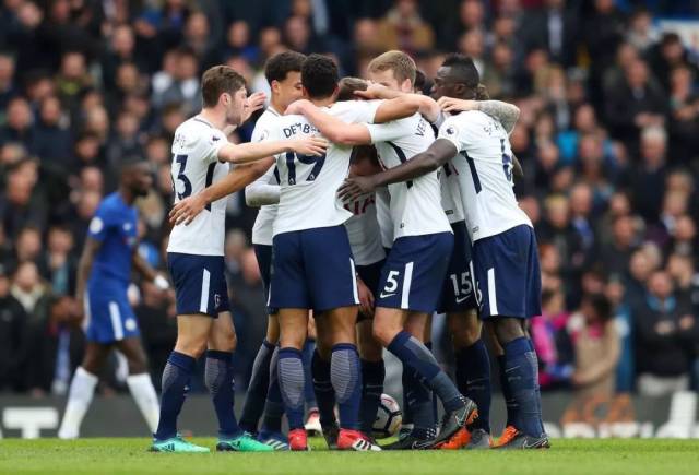 新华社：回顾中国足球这一年，国足沉浮与“城超”燎原（新华社：一年看中国足球——国足起落，“城超”火遍全国）