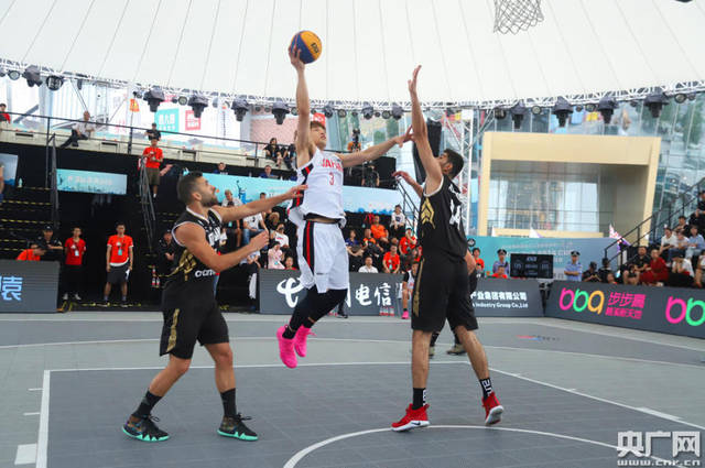 追上咱们盐城的足球巨星了，蒯纪闻还有苏超的队员们（走近盐城足球巨星蒯纪闻，与苏超球员相会）